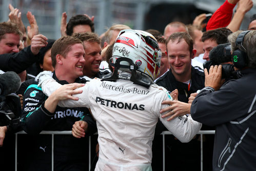 Lewis Hamilton celebra la victoria con su equipo