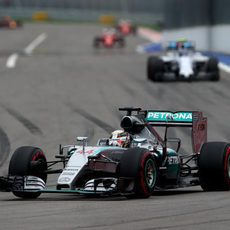 Lewis Hamilton abre hueco para completar una cómoda carreraq