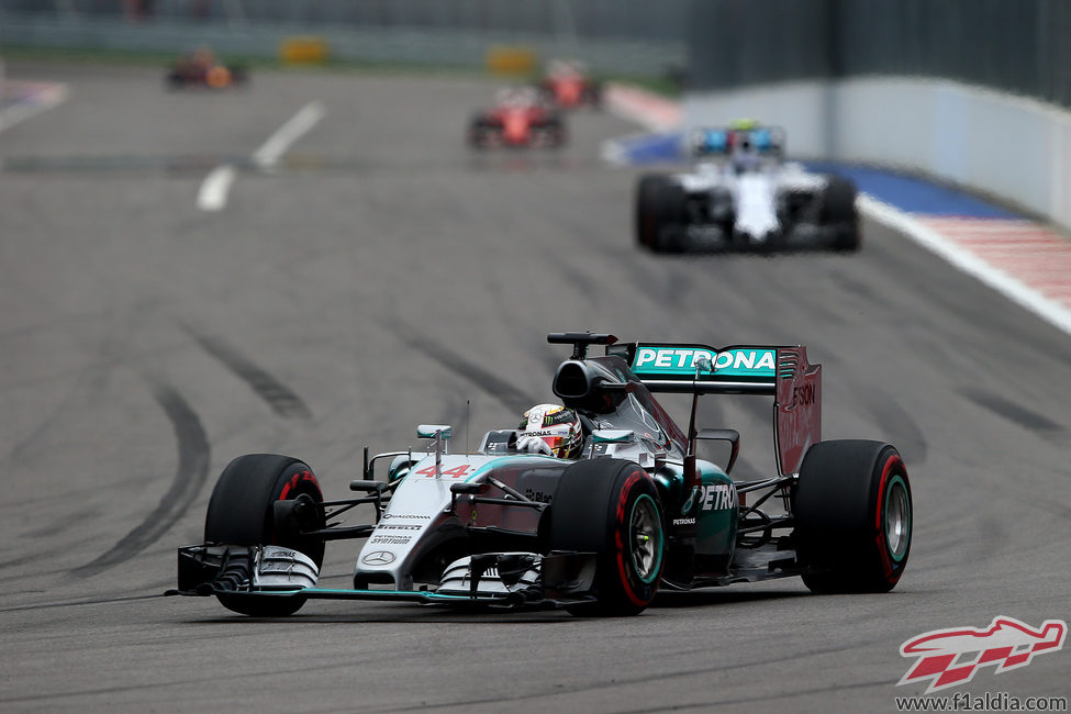 Lewis Hamilton abre hueco para completar una cómoda carreraq