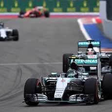 Rosberg completa unas primera vueltas estupendas con su monoplaza