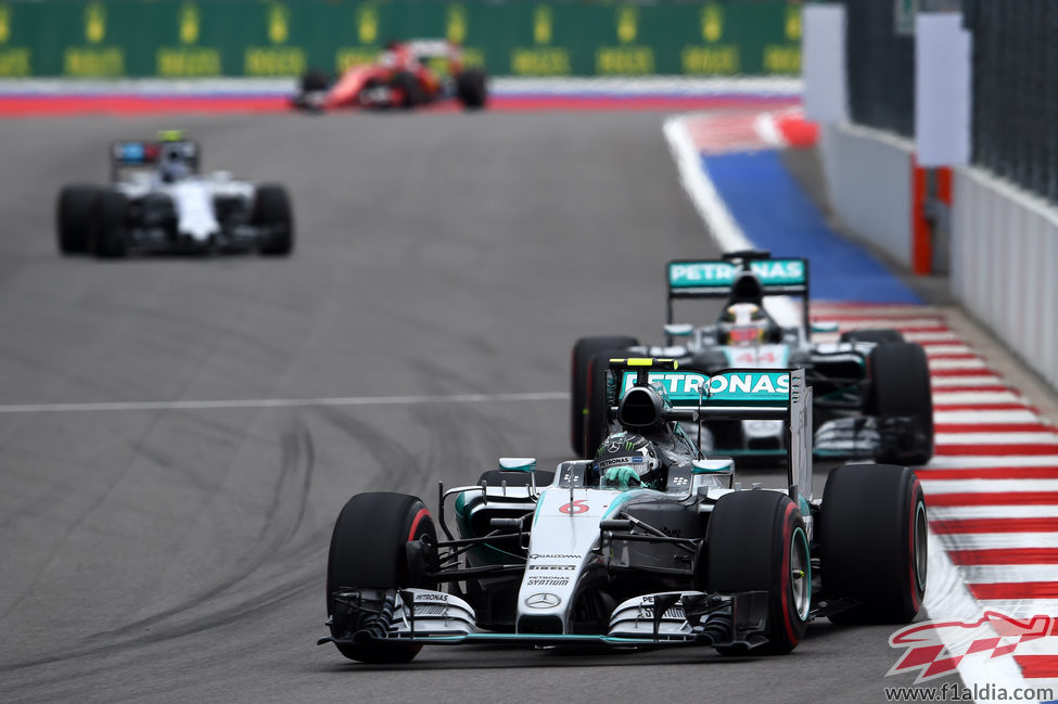 Rosberg completa unas primera vueltas estupendas con su monoplaza