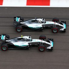 Nico Rosberg se defiende muy bien del ataque de Hamilton