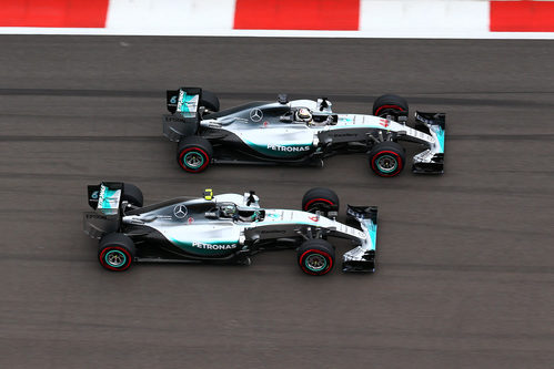 Nico Rosberg se defiende muy bien del ataque de Hamilton