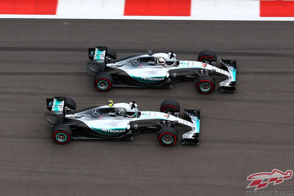 Nico Rosberg se defiende muy bien del ataque de Hamilton