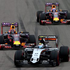 Los pilotos de Red Bull lucharon para recuperar posiciones