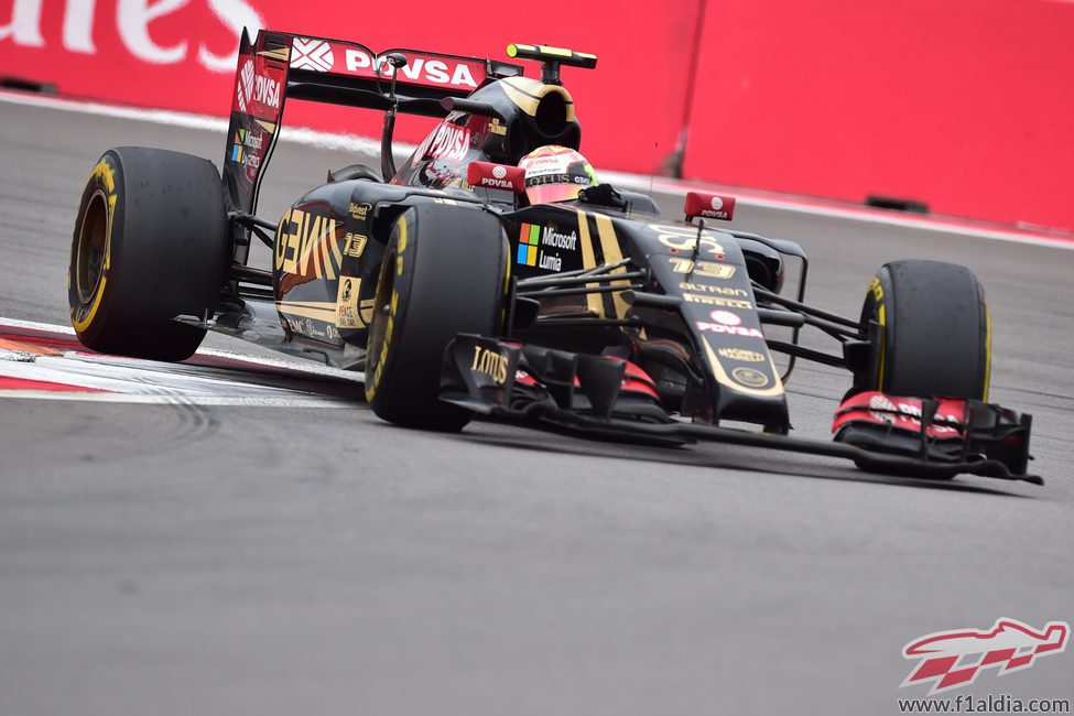 Pastor Maldonado trazando una curva de Sochi