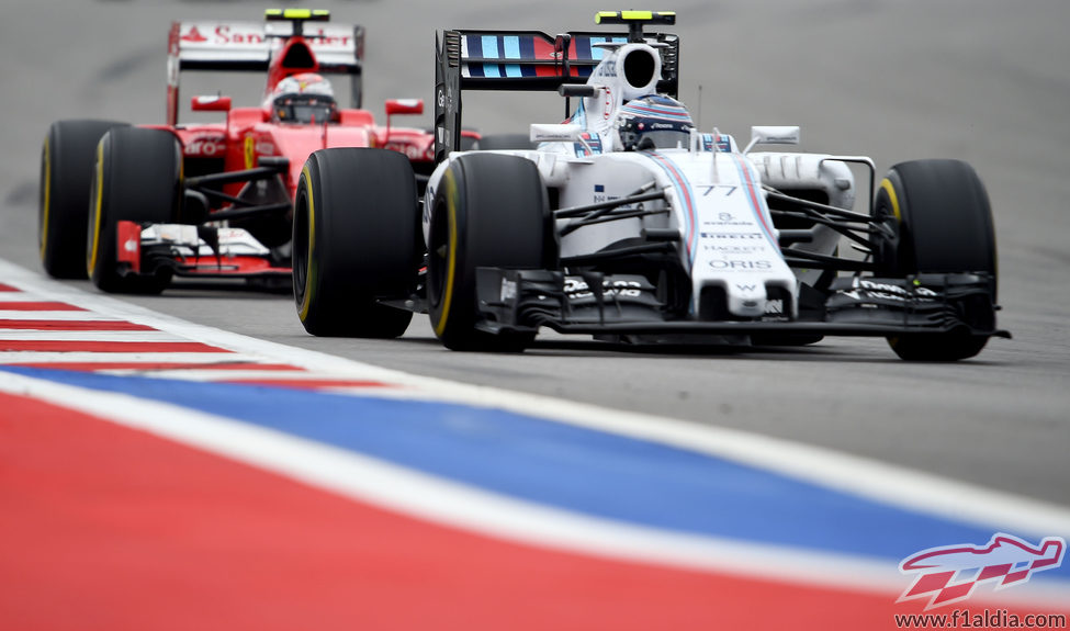 Kimi Raikkonen luchando con Valtteri Bottas