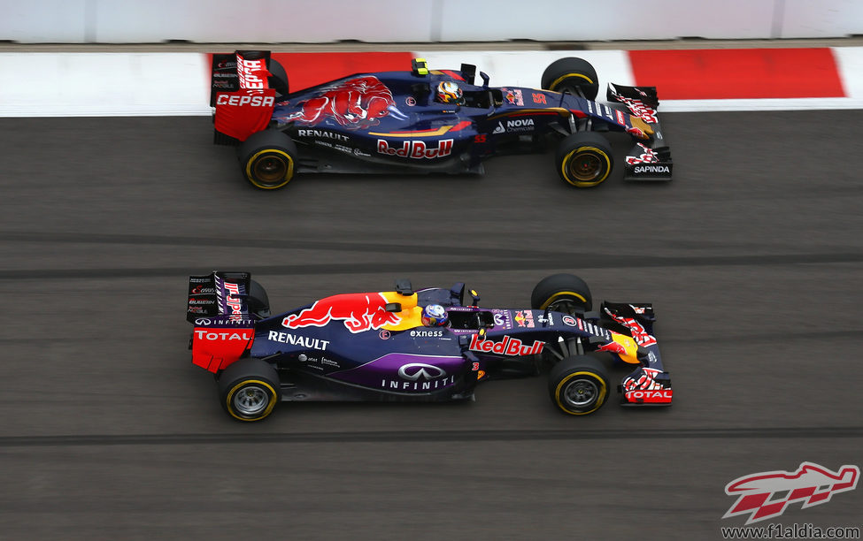 Carlos Sainz luchando con Daniel Ricciardo