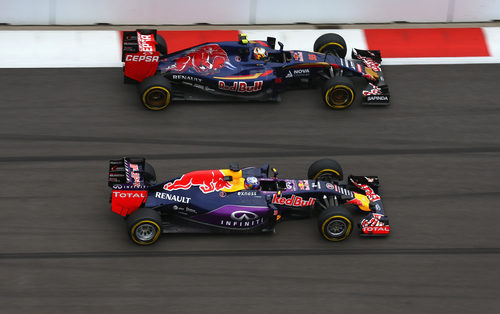 Carlos Sainz luchando con Daniel Ricciardo