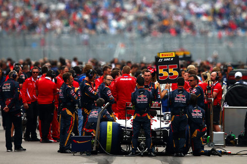 Carlos Sainz en la parrilla de salida