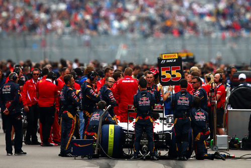 Carlos Sainz en la parrilla de salida