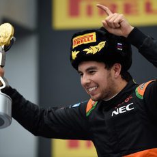 Sergio Pérez con el trofeo en el podio