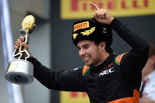 Sergio Pérez con el trofeo en el podio