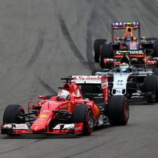 Sergio Pérez luchando con Sebastian Vettel