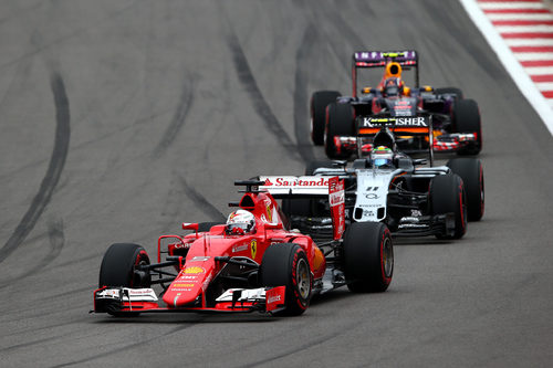 Sergio Pérez luchando con Sebastian Vettel