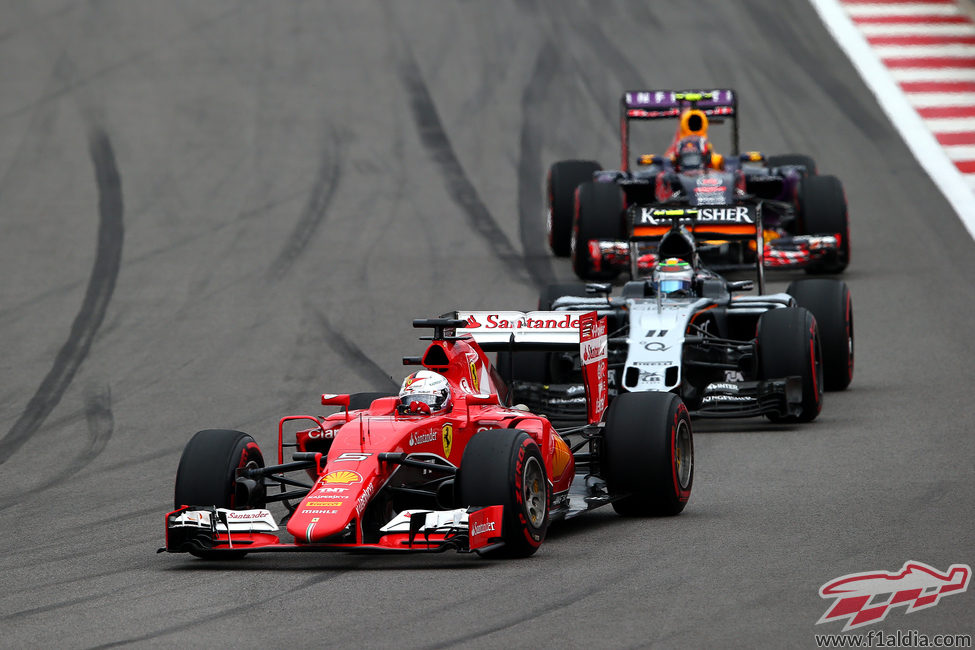 Sergio Pérez luchando con Sebastian Vettel