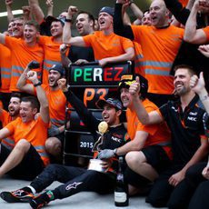 El equipo Force India celebra el podio de Sergio Pérez