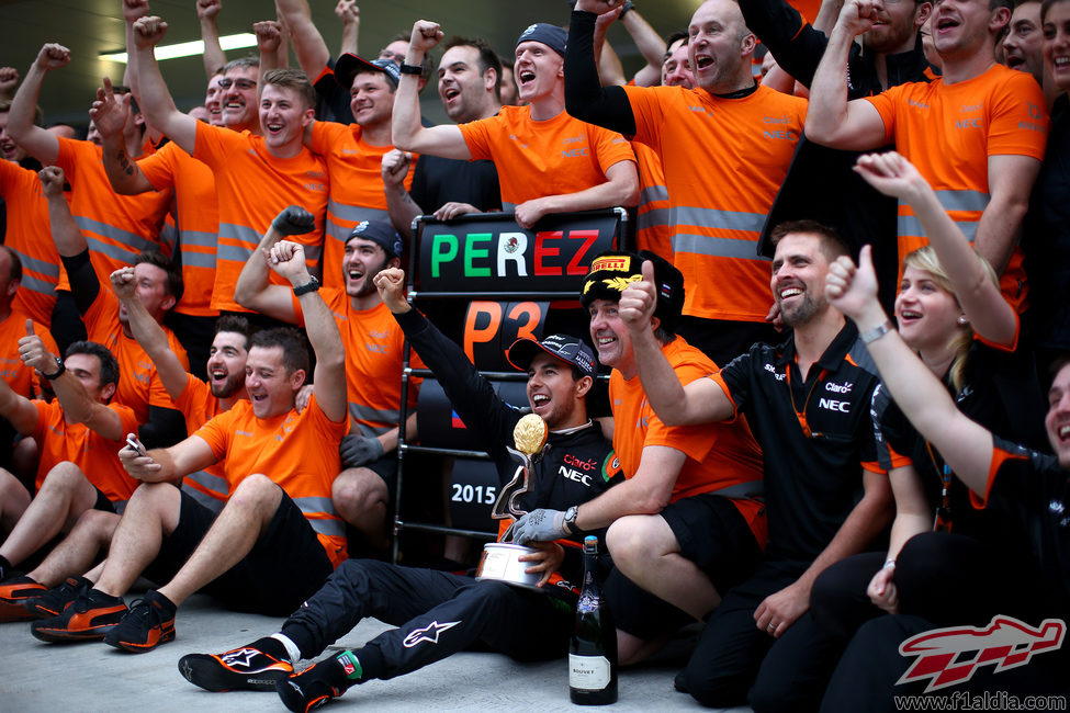 El equipo Force India celebra el podio de Sergio Pérez