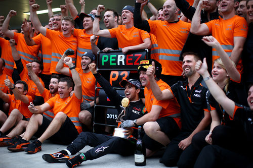 El equipo Force India celebra el podio de Sergio Pérez