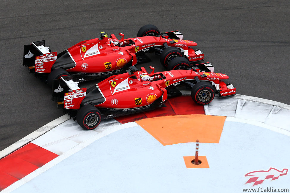 Los dos Ferrari luchan muy emparejados