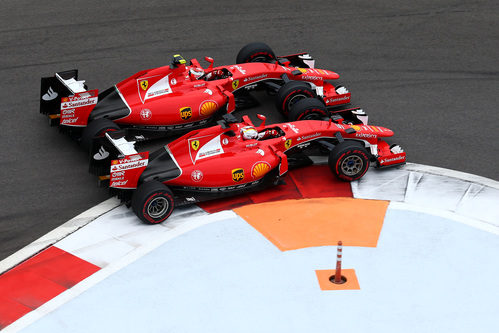 Los dos Ferrari luchan muy emparejados