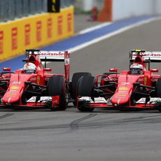 Los Ferrari rodando rueda con rueda