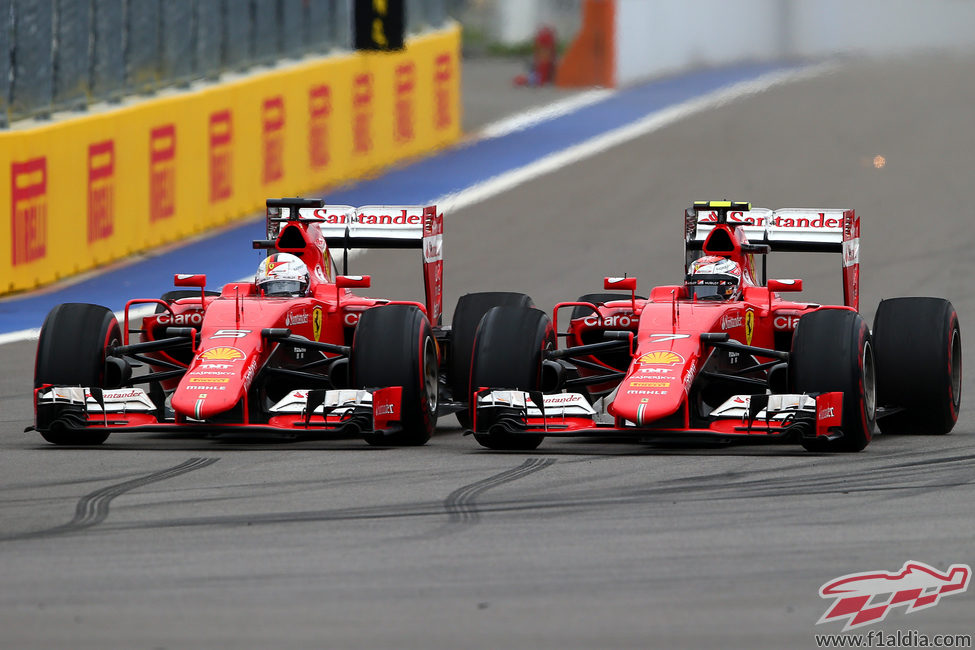 Los Ferrari rodando rueda con rueda