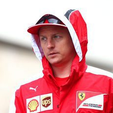 Kimi Räikkönen se protege de la lluvia en Austin