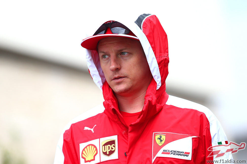 Kimi Räikkönen se protege de la lluvia en Austin
