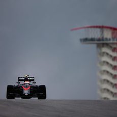 Jenson Button levanta agua en la pista de Austin