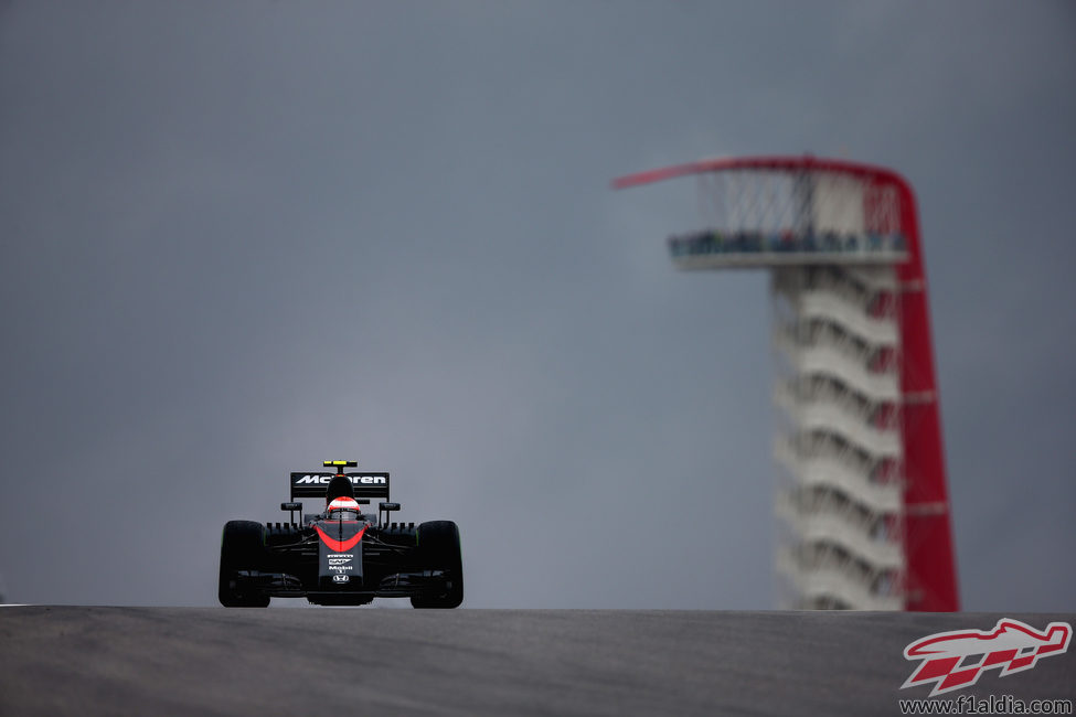 Jenson Button levanta agua en la pista de Austin