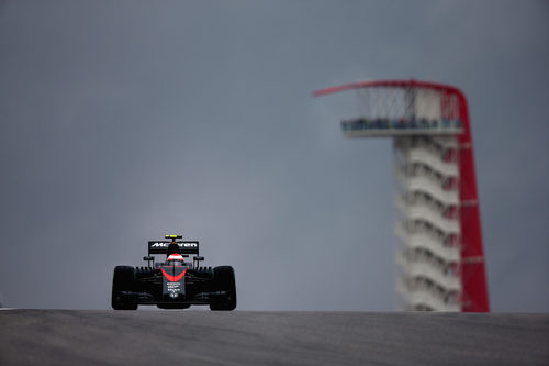 Jenson Button levanta agua en la pista de Austin