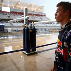 Daniil Kvyat observa la lluvia desde boxes