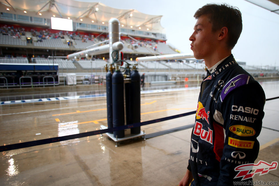 Daniil Kvyat observa la lluvia desde boxes