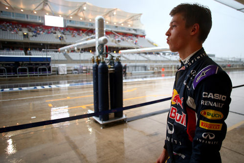 Daniil Kvyat observa la lluvia desde boxes