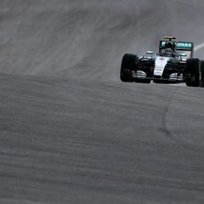 Nico Rosberg trata de mantener estable su monoplaza