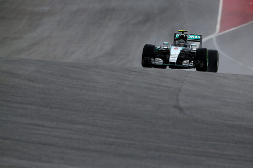 Nico Rosberg trata de mantener estable su monoplaza