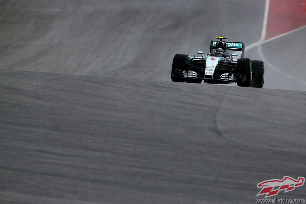 Nico Rosberg trata de mantener estable su monoplaza