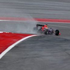 Daniel Ricciardo rueda en los lluviosos Libres 1