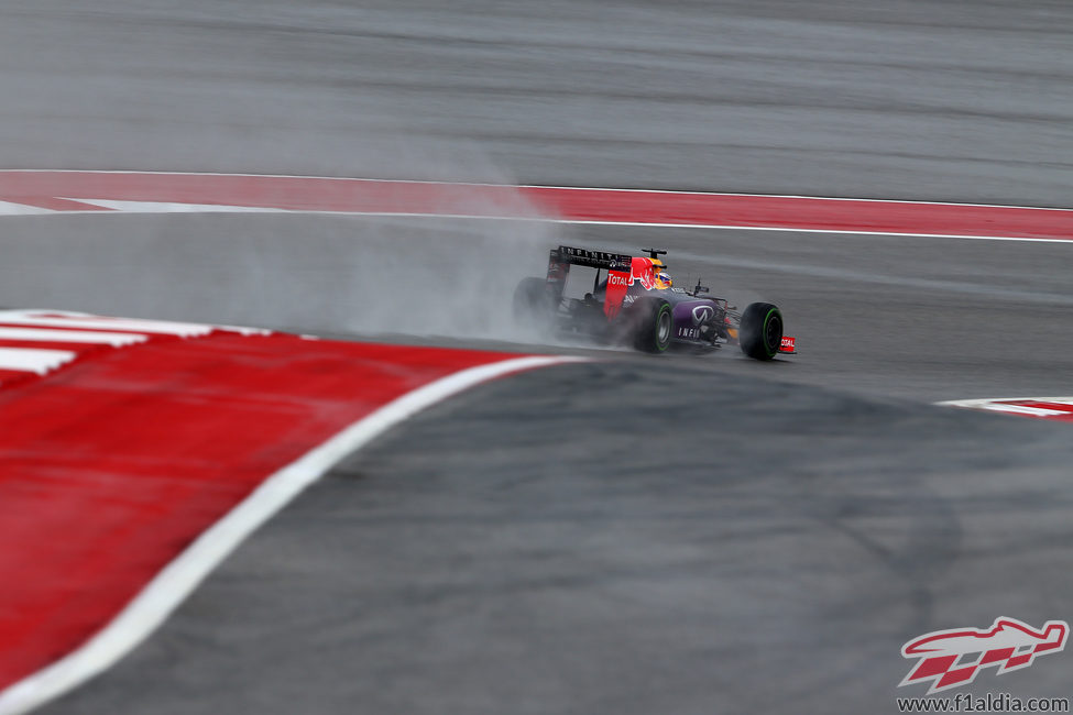 Daniel Ricciardo rueda en los lluviosos Libres 1