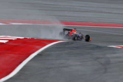 Daniel Ricciardo rueda en los lluviosos Libres 1