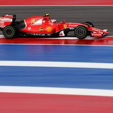 Kimi Räikkönen avanza con su Ferrari en pista mojada