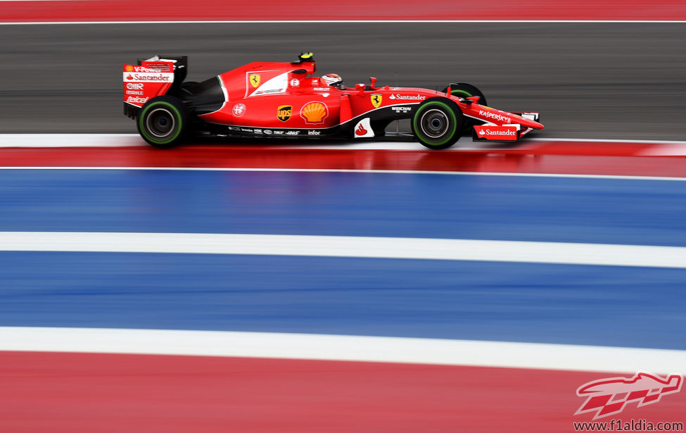 Kimi Räikkönen avanza con su Ferrari en pista mojada