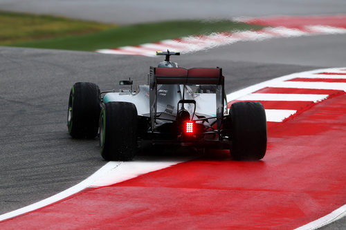 Nico Rosberg pisa parte del exterior de la pista