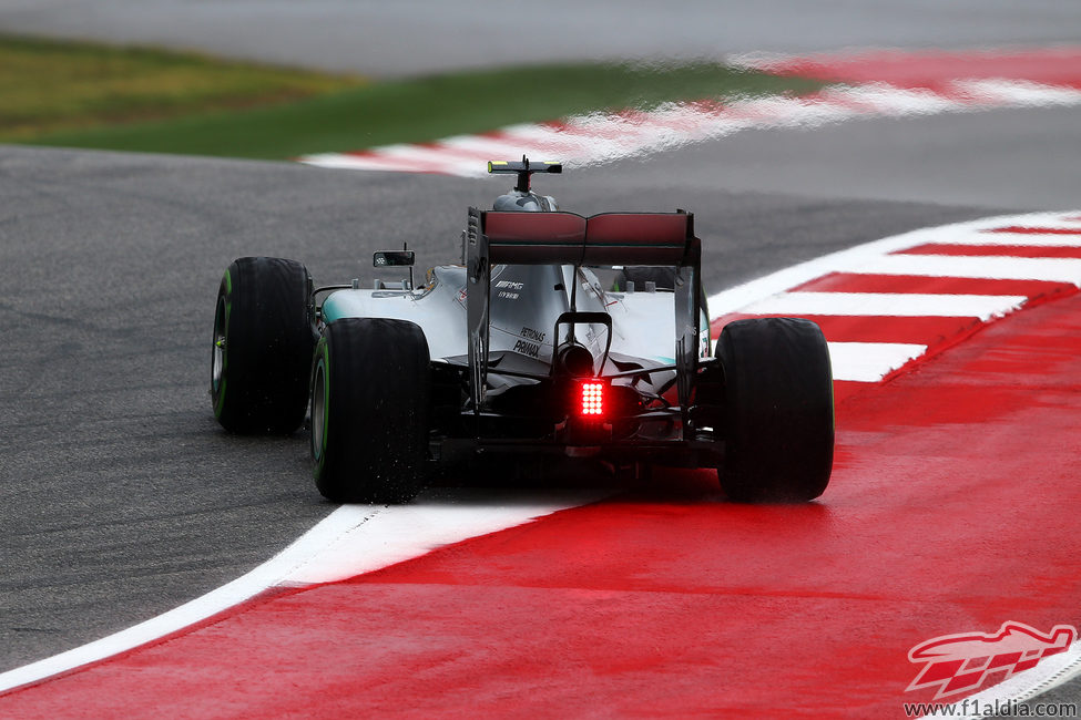 Nico Rosberg pisa parte del exterior de la pista