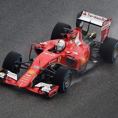 Sebastian Vettel lo intenta con el compuesto de lluvia extrema