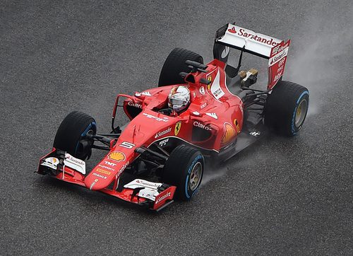 Sebastian Vettel lo intenta con el compuesto de lluvia extrema
