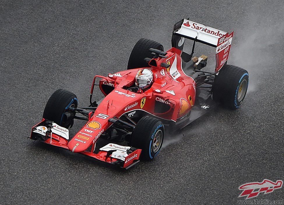 Sebastian Vettel lo intenta con el compuesto de lluvia extrema