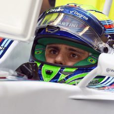 Felipe Massa espera dentro del box subido al monoplaza