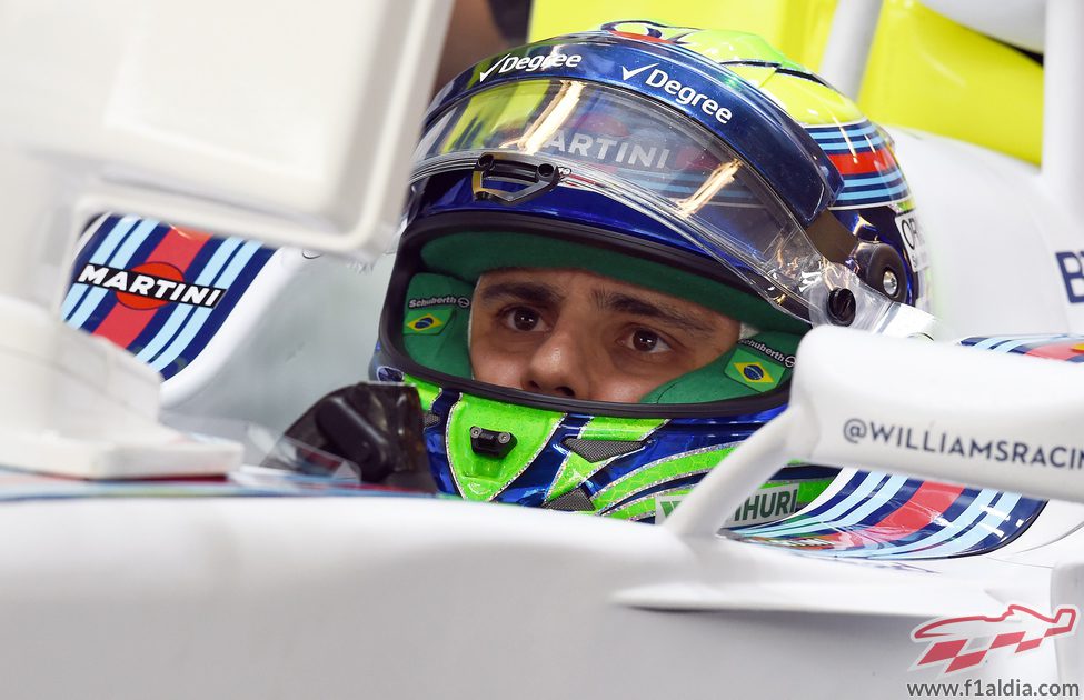 Felipe Massa espera dentro del box subido al monoplaza